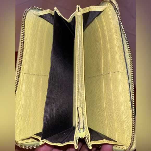 💯Gucci Neon Yellow Pebbled Leather Zippy Wallet w/Bamboo Pull/Dust Bag/Gift Box - Picture 9 of 17